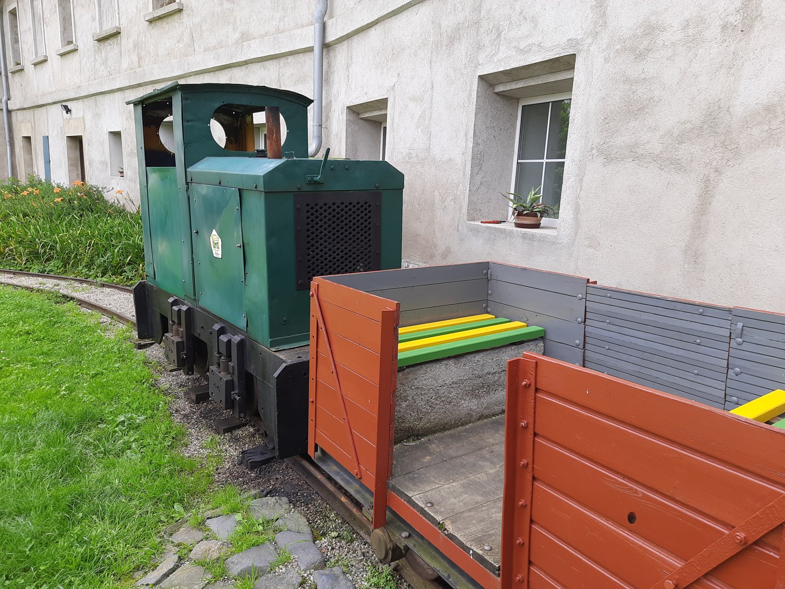 Malá dieselová lokomotiva s vagonkem na malodráze