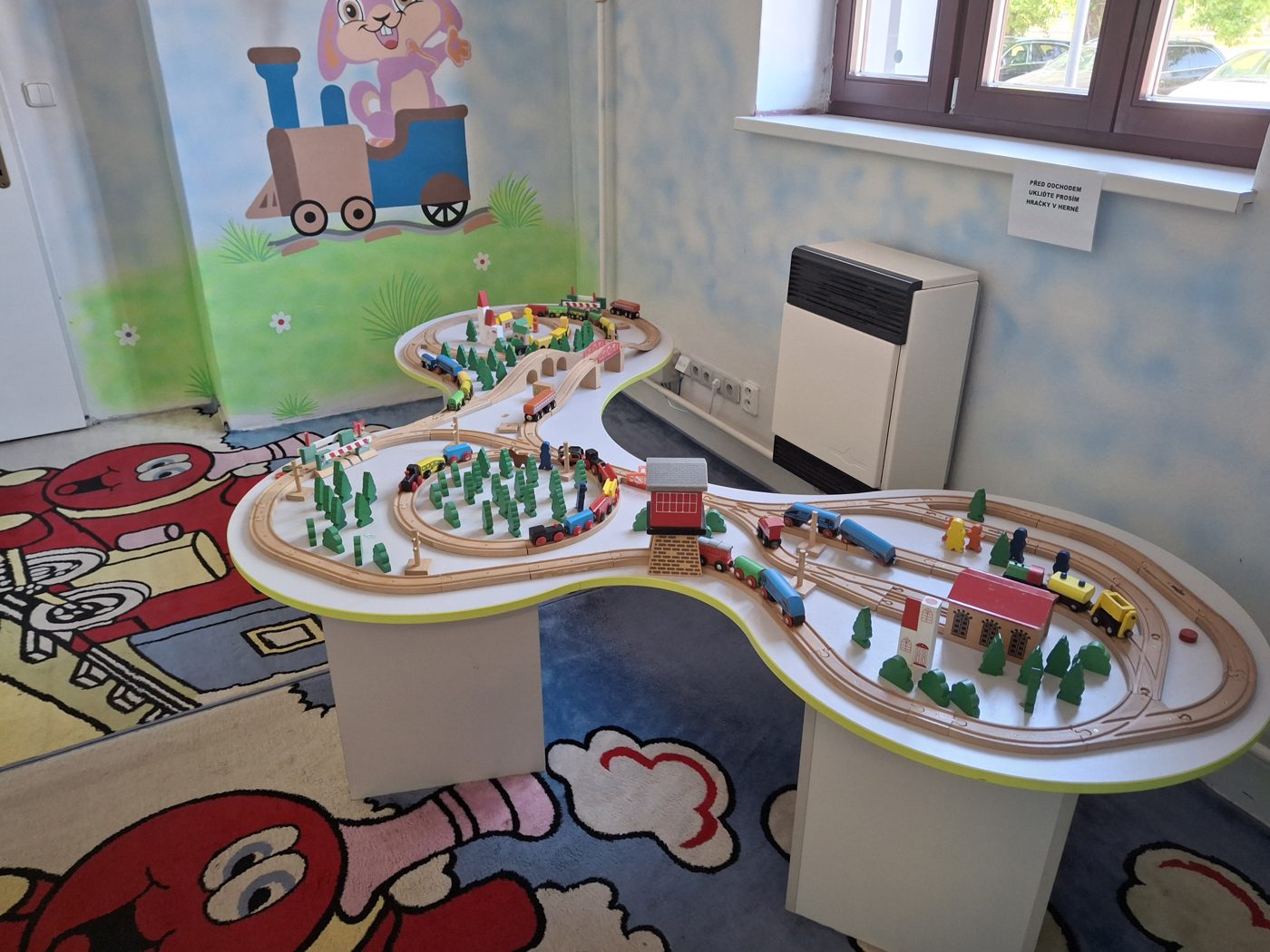 Velká dřevěná vláčkodráha v dětském koutku muzea