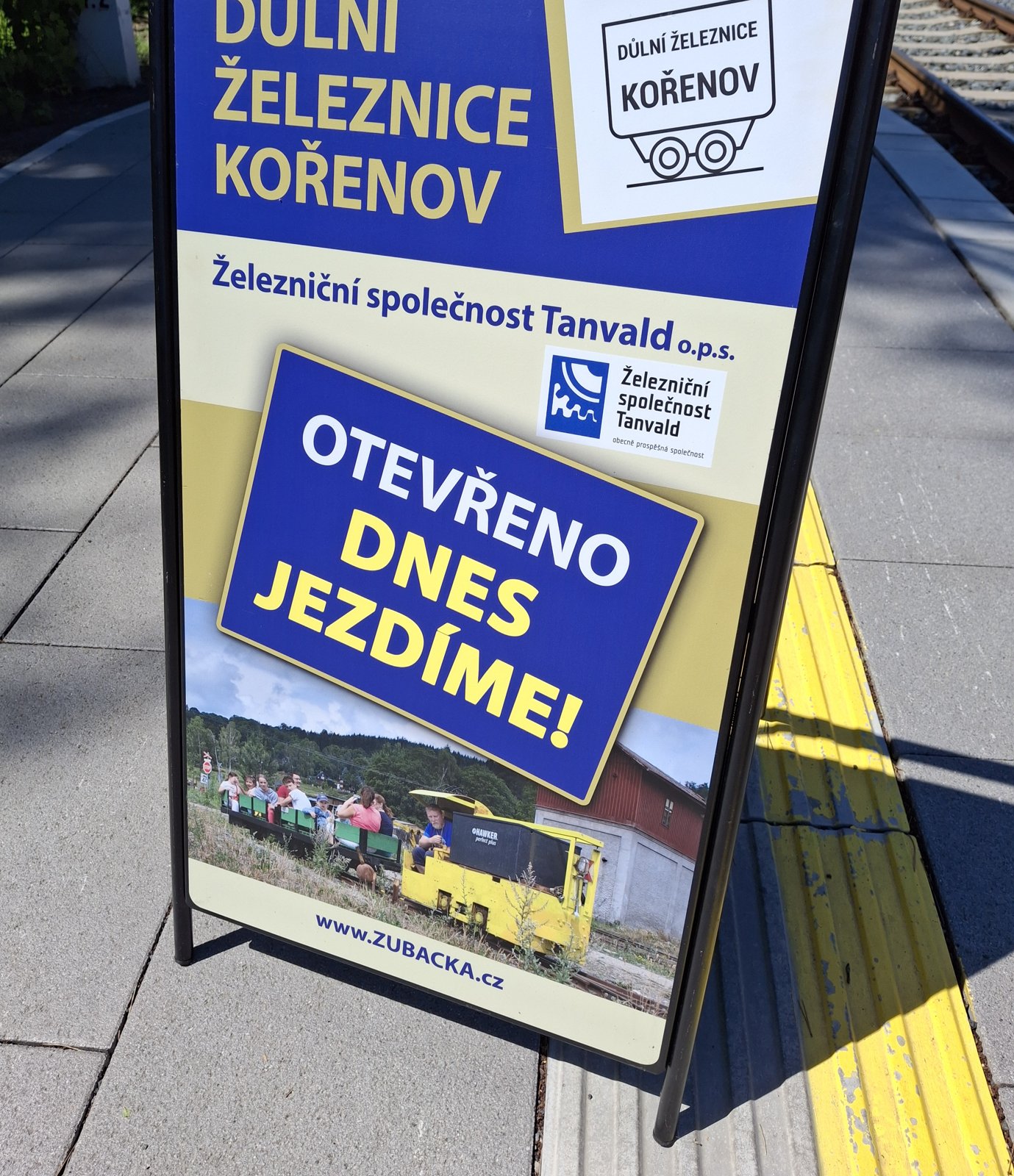 Cedule Důlní železnice Kořenov Otevřeno dnes jezdíme na nástupišti