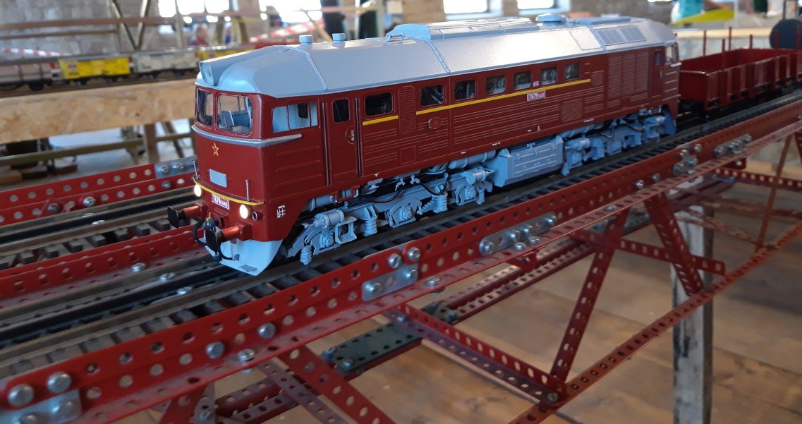 Model lokomotivy na kolejišti ve Výtopně Kořenov při Modelovém dni