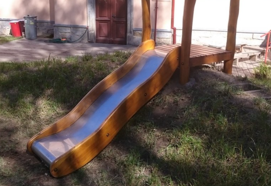 Svahova Skluzavka () Svahova Skluzavka