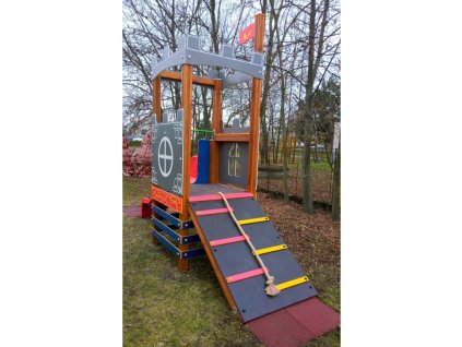 hrad se skluzavkou a rampou