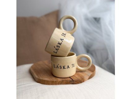 Hrnek Láska je.