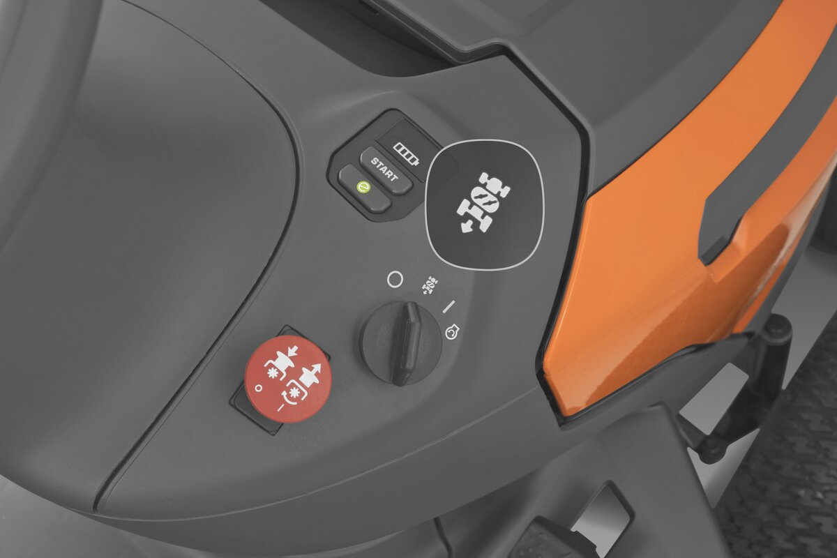 Záhradný traktor Husqvarna TC 100i - kosenie počas cúvania