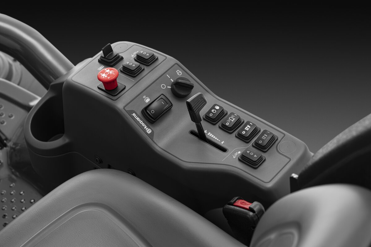 Benzínový záhradný rider Husqvarna P 524X EFI&nbsp; má ľahko dostupné ovládacie prvky