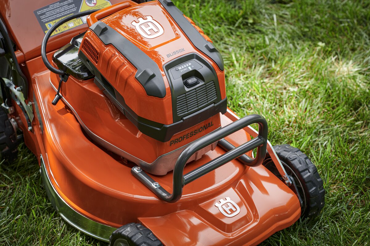 Aku kosačka s pohonom Husqvarna LC 551iV