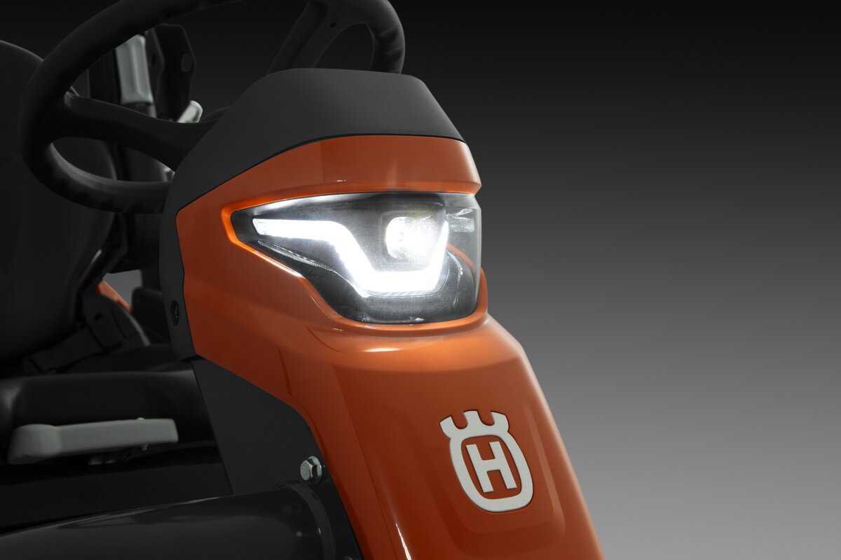 Rider benzínový Husqvarna P 524X EFI má dva LED reflektory