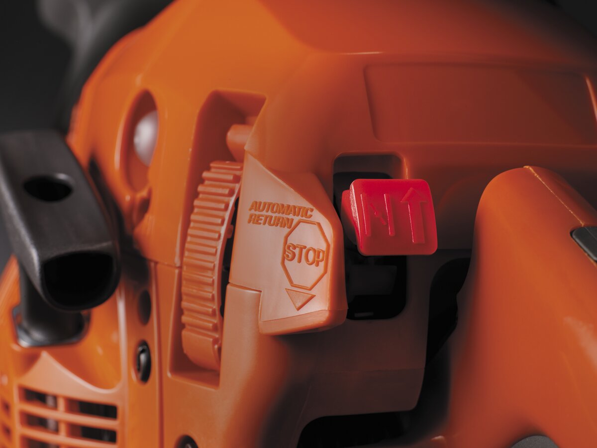 Benzínová reťazová píla Husqvarna 440 II má kombinovaný sýtič/vypínač STOP