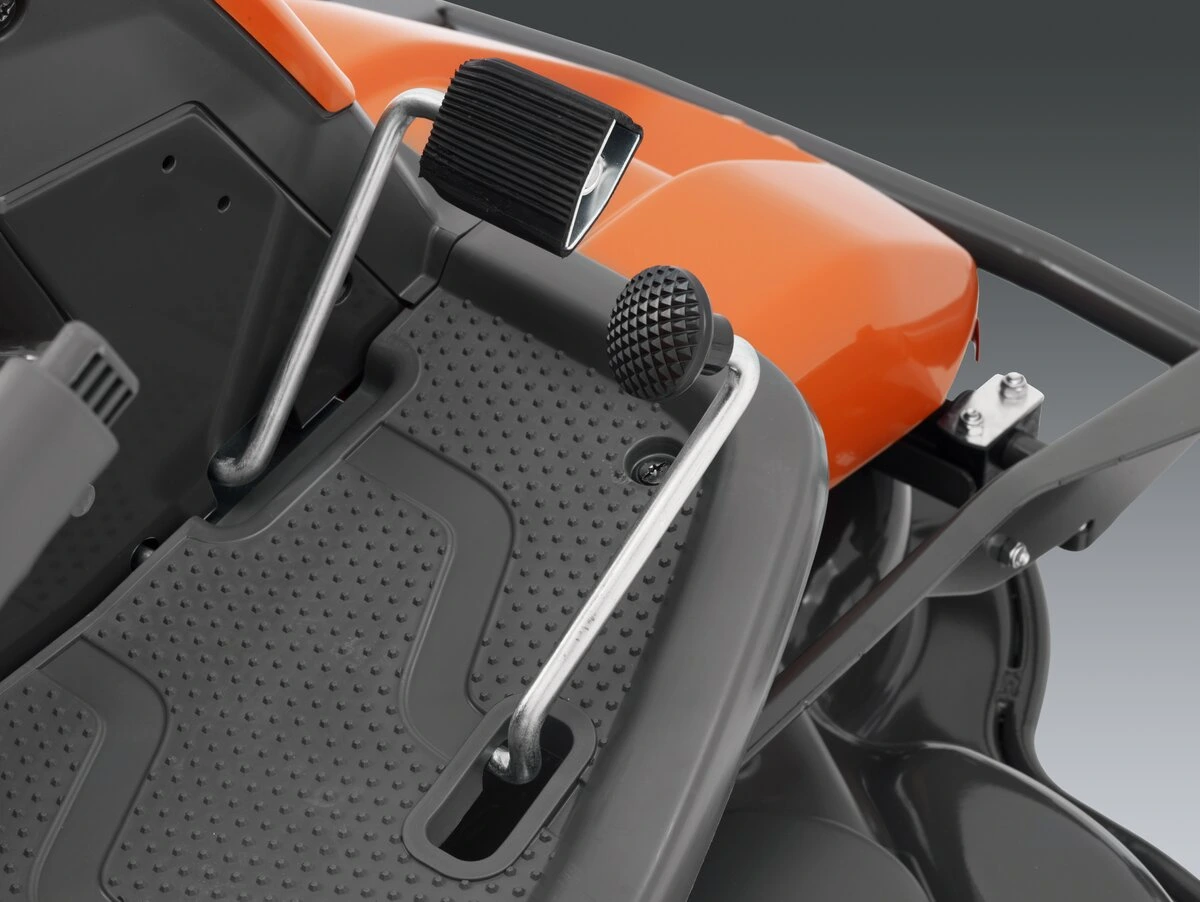 Záhradný rider benzínový Husqvarna R 214TC s hydrostatickou prevodovkou