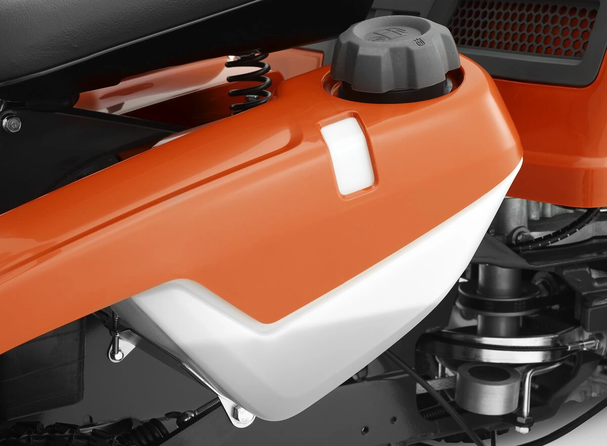 Záhradný rider benzínový Husqvarna R 216T AWD s priehľadnou nádržou
