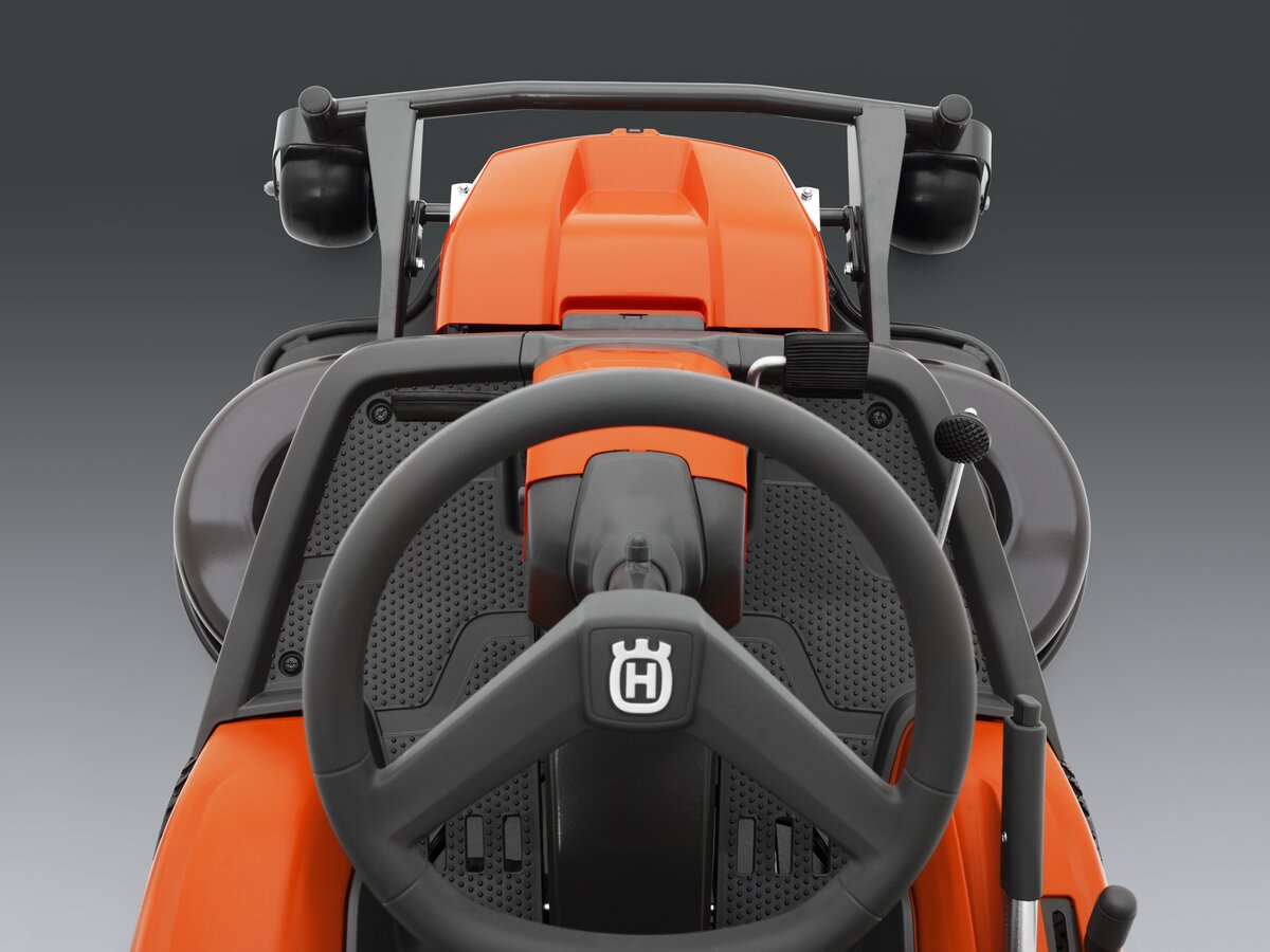 Rider Husquarna 4x4 kosí aj okolo stromov a pod lavičkami