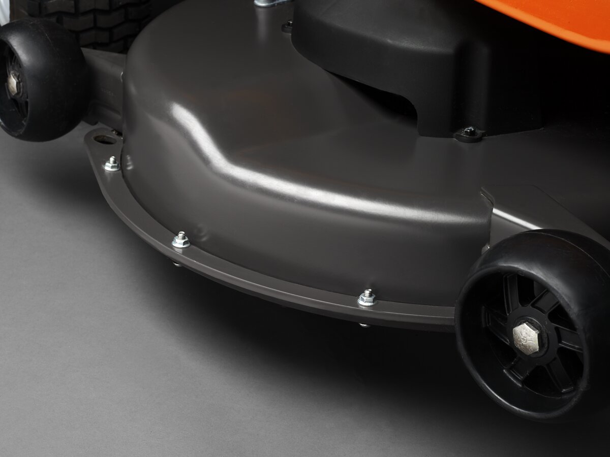 Záhradný traktor s vystuženým žacím ústrojenstvom