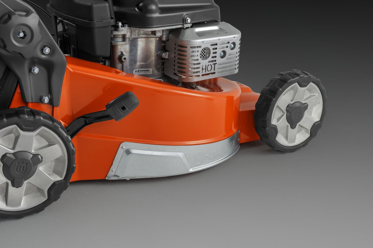 Akumulátorová kosačka Husqvarna LC 551iV má bočný ochranný nárazník