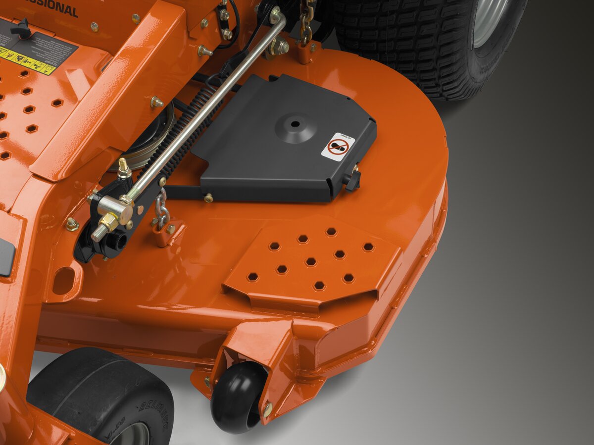 Benzínová kosačka s nulovým polomerom otáčania Husqvarna Z560X má 4,5 mm hrubé zvárané žacie ústrojenstvo