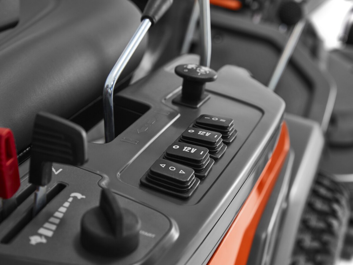 Záhradný rider benzínový Husqvarna R 420TsX AWD - ovládacie prvky poruke