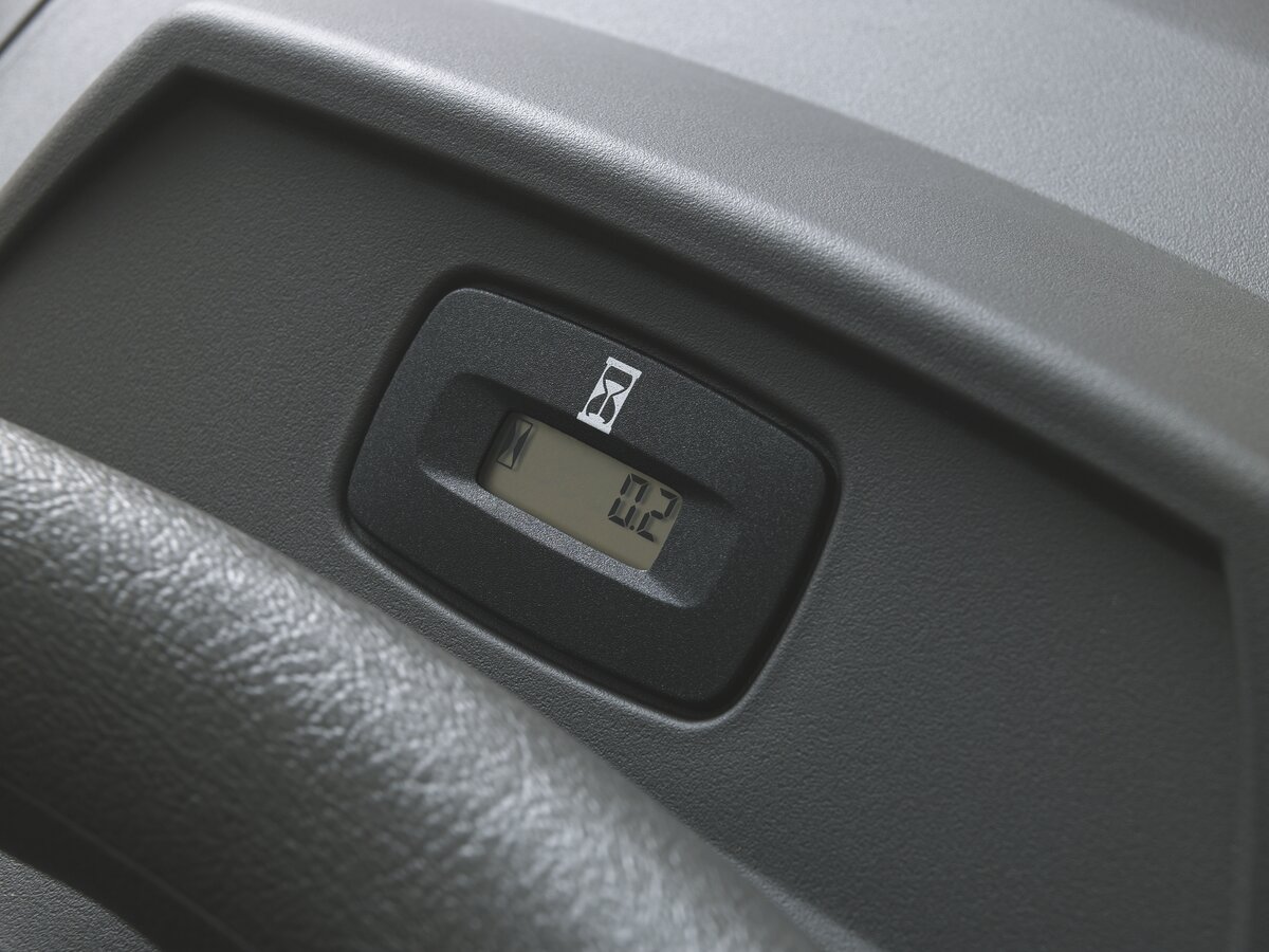 Záhradný rider benzínový Husqvarna RC 320Ts AWD má počítadlo prevádzkových hodín