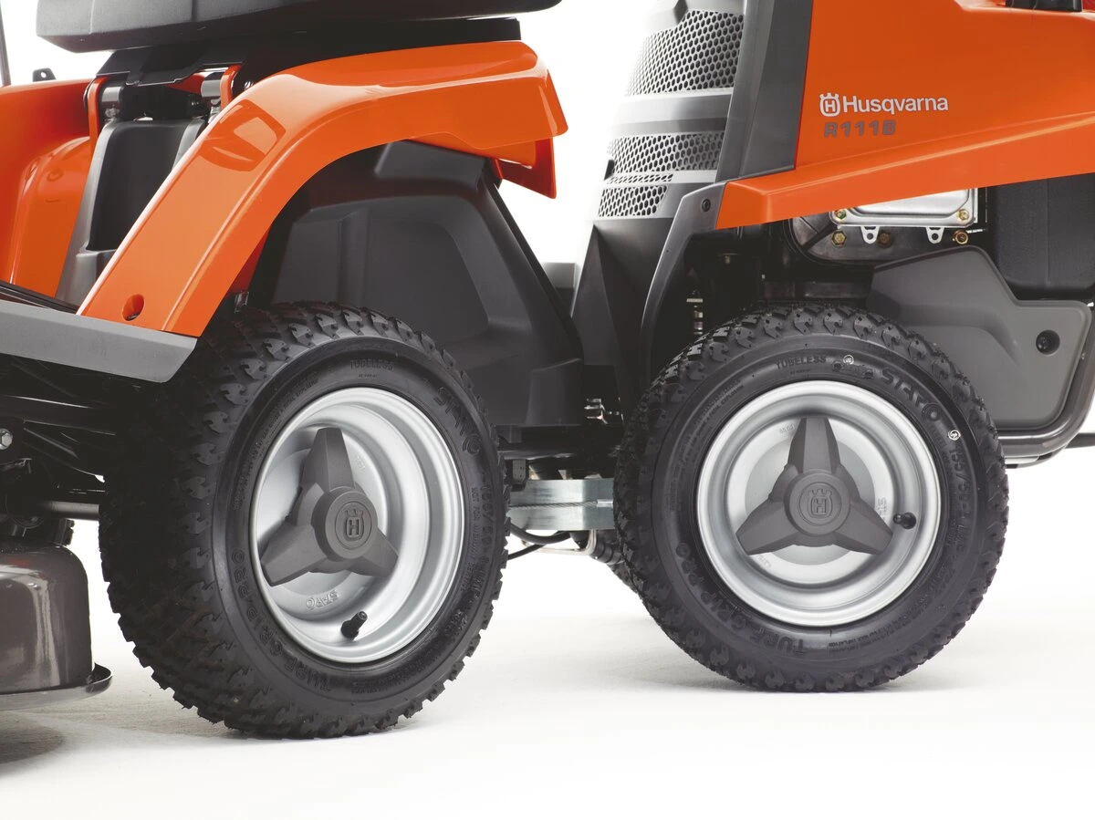 Benzínový záhradný rider Husqvarna R 112C5 má veľké kolesá