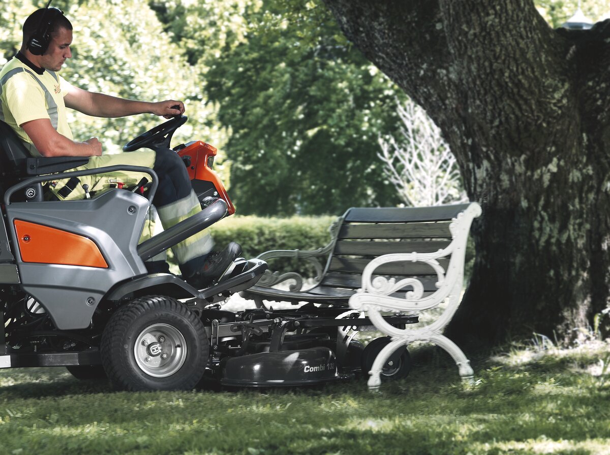 Benzínový záhradný rider Husqvarna P 524X EFI&nbsp; s výbornou dostupnosťou pri kosení