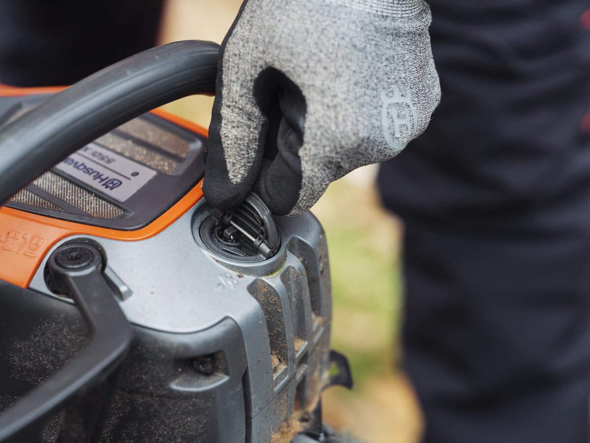 Akumulátorová reťazová píla Husqvarna 550i XP® má ľahké otváranie nádrže