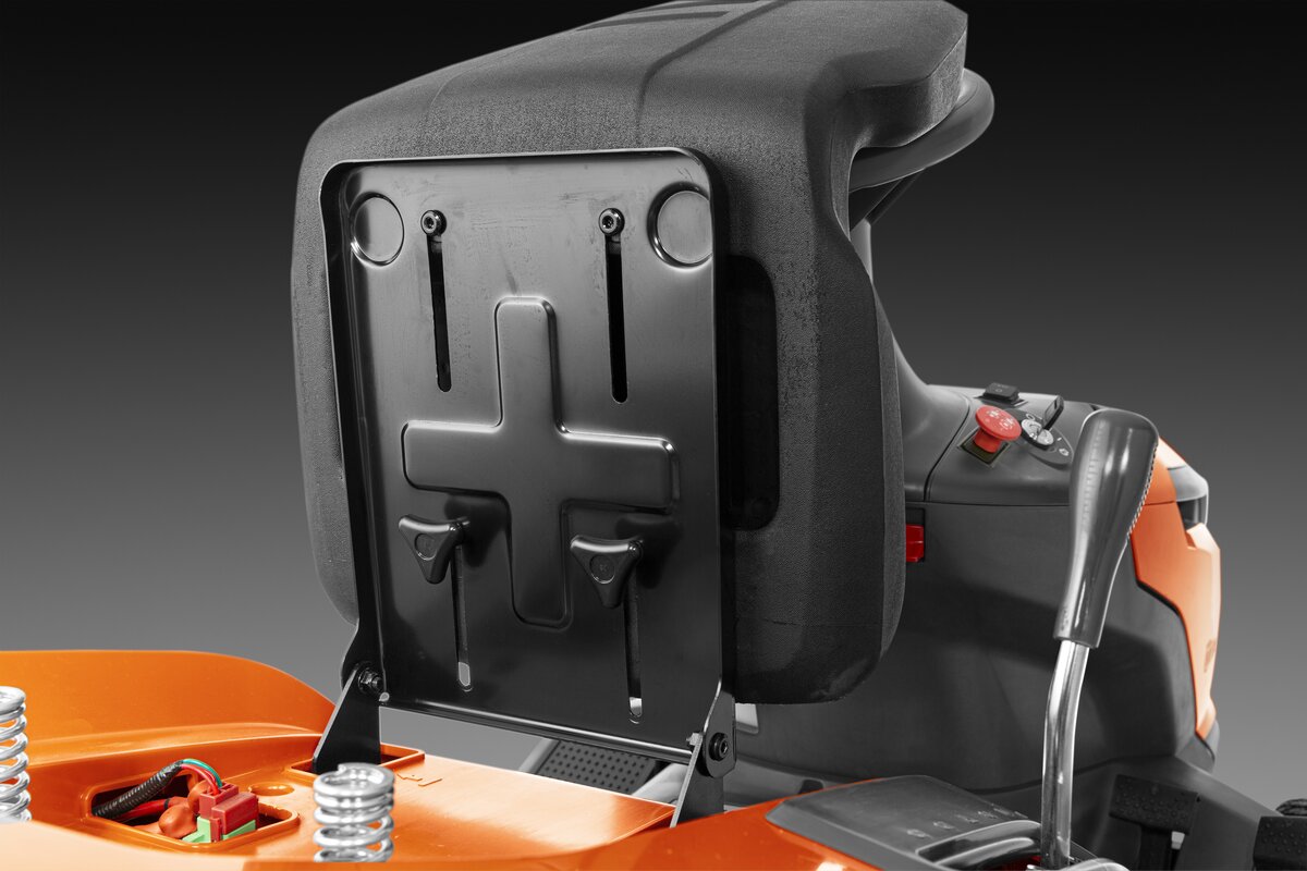 Záhradný traktor Husqvarna TC 112 s nastaviteľným sedadlom