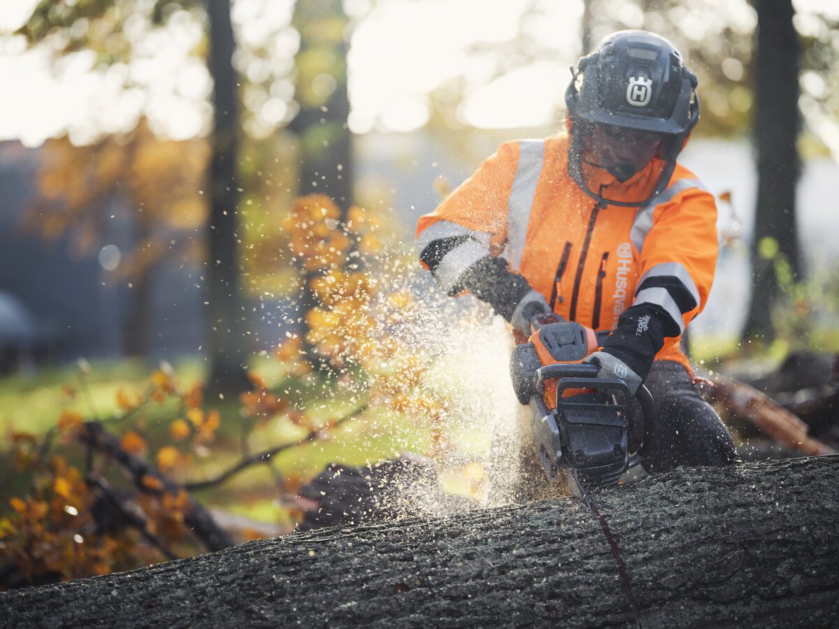 Akumulátorová reťazová píla Husqvarna 550i XP® ponúka vynikajúci pomer výkonu a hmotnosti