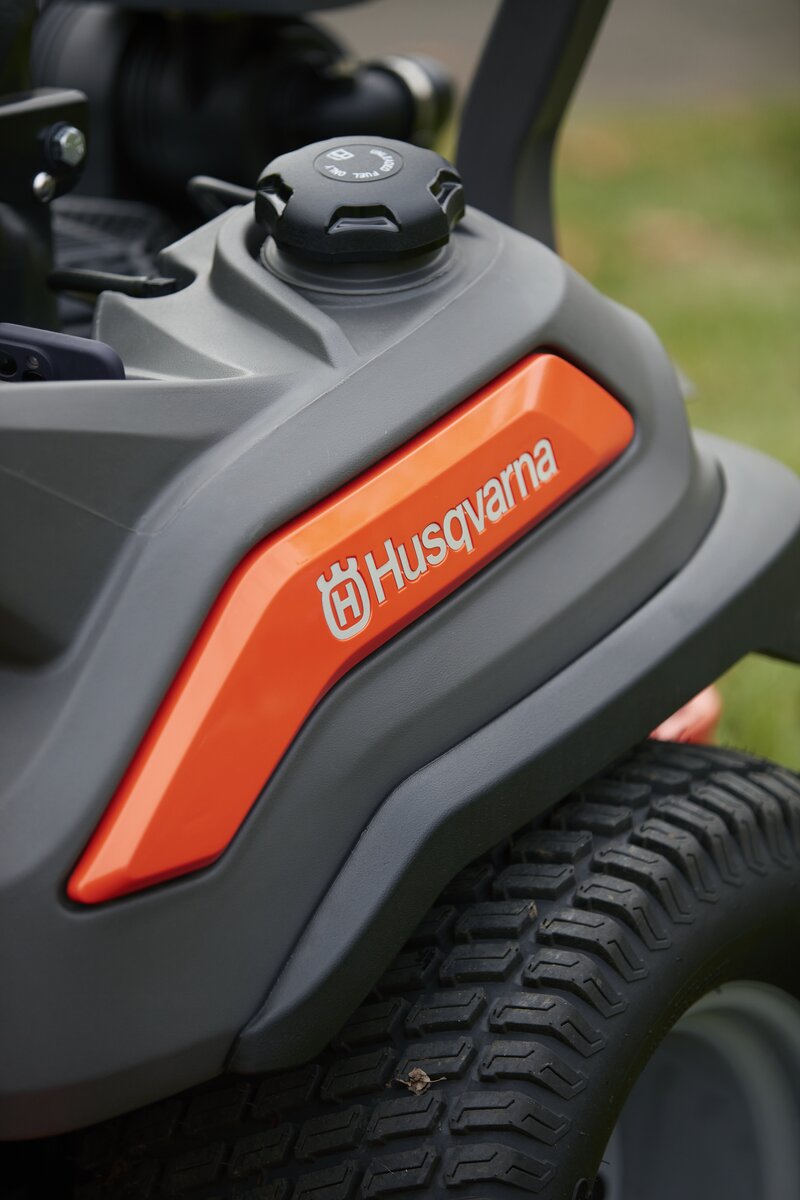 Benzínová kosačka s nulovým polomerom otáčania Husqvarna Z560X má veľkú palivovú nádrž