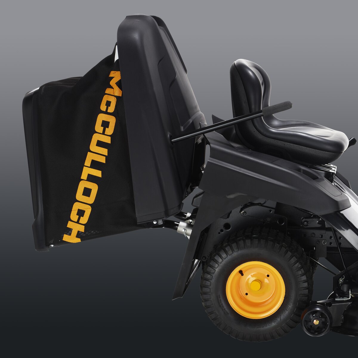 Záhradný traktor McCULLOCH M115-77TC zberá trávu aj lístie do koša