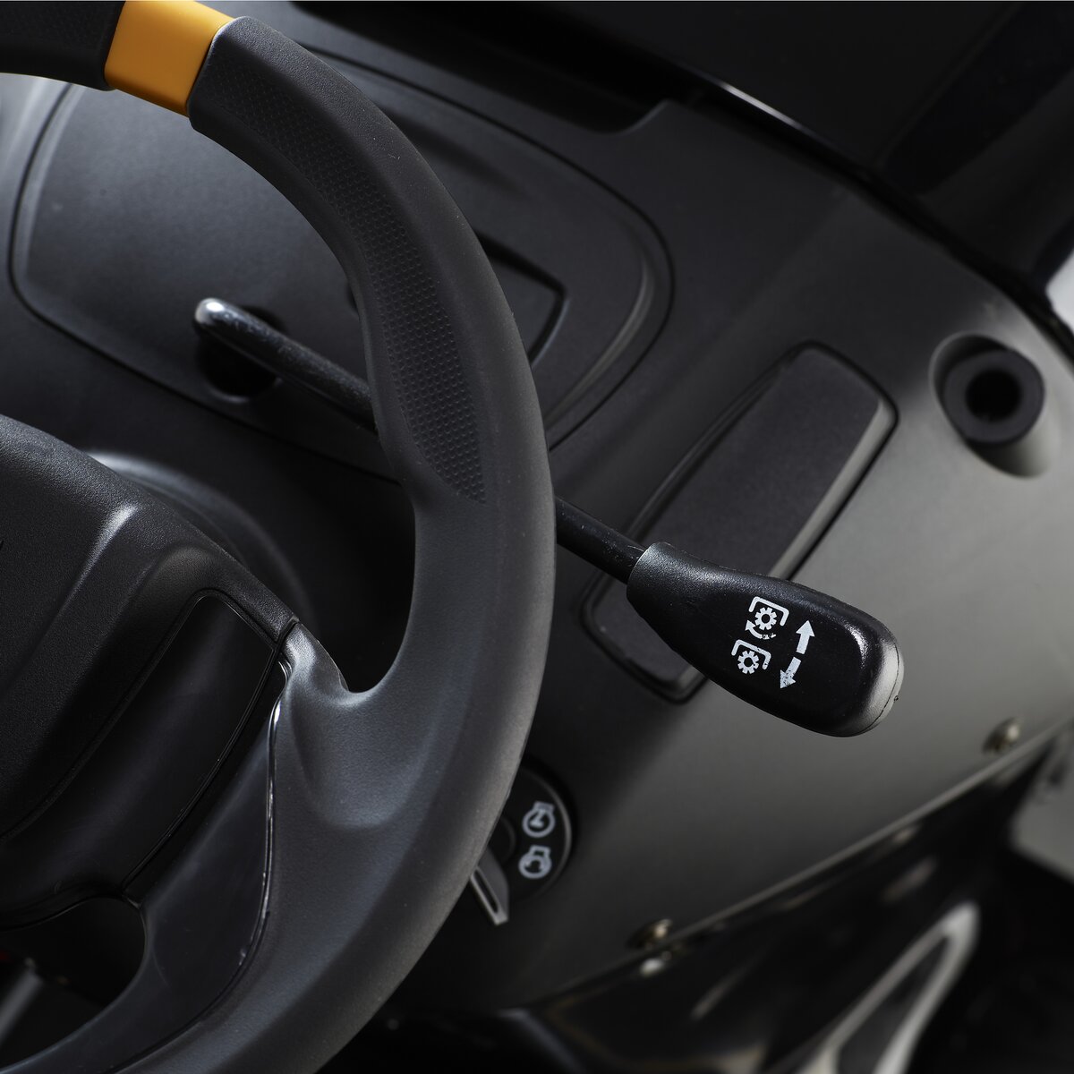 Záhradný traktor McCULLOCH M125-97TC ovládanie žacích nožov