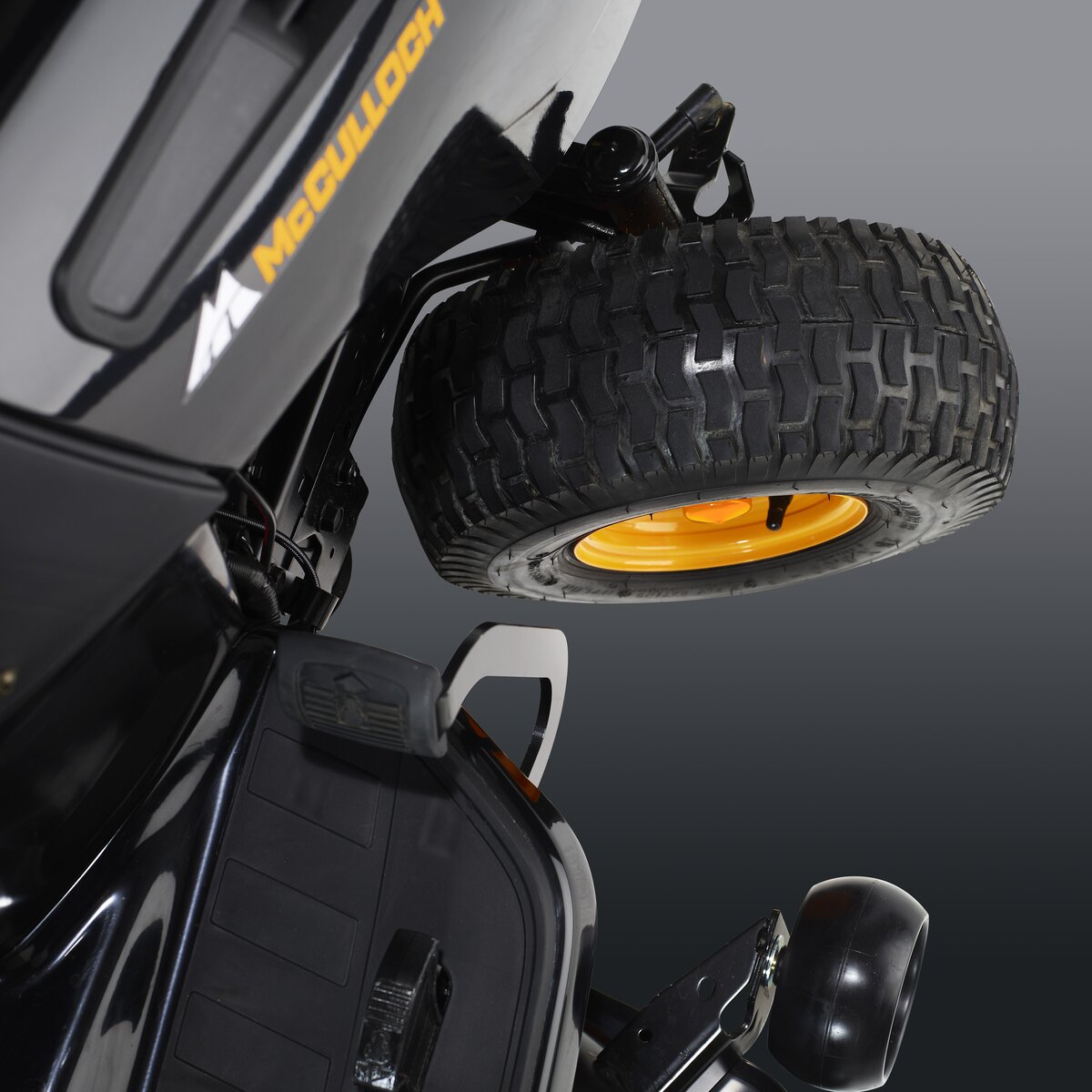 Záhradný traktor s dvomi tiahlami riadenia