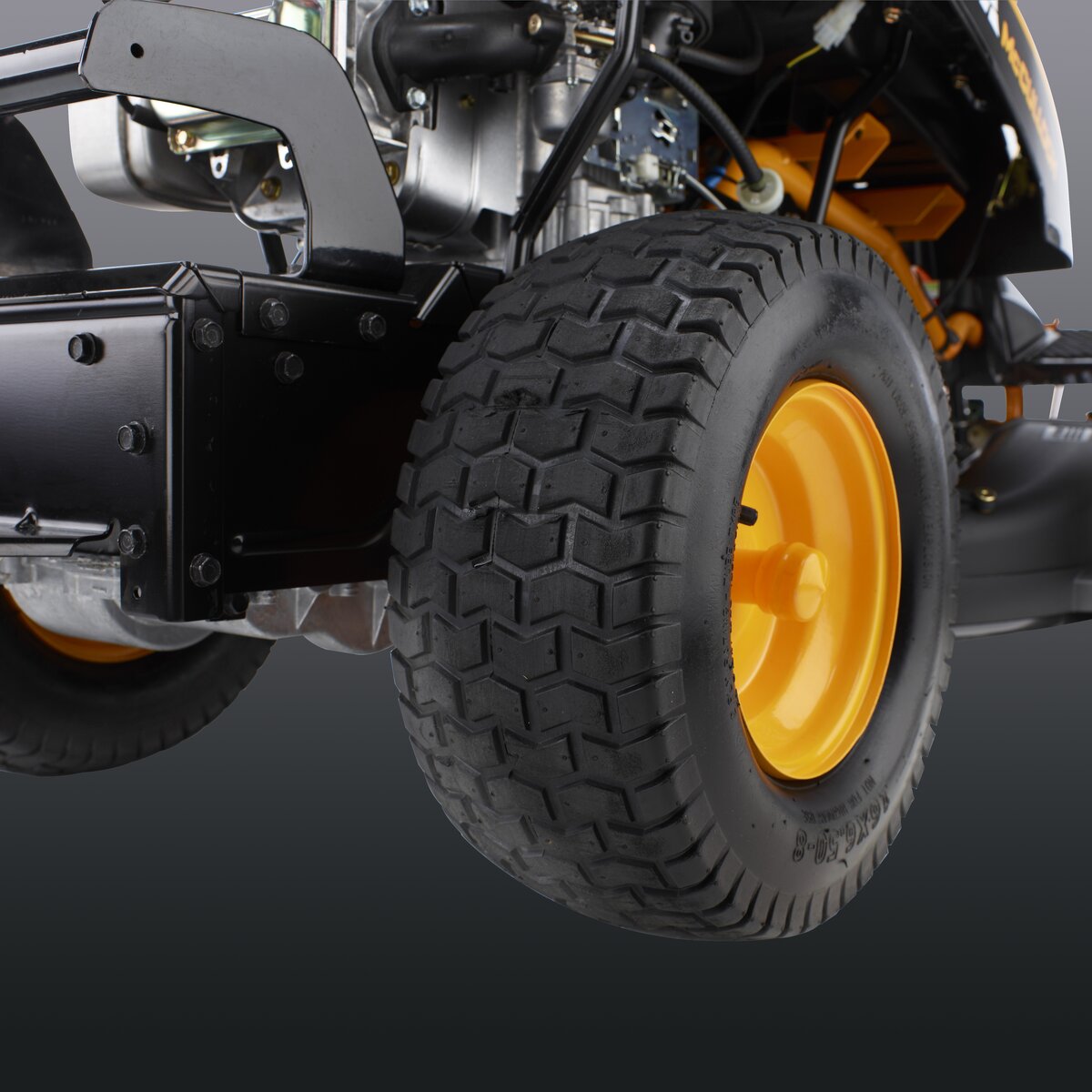 Záhradný traktor McCULLOCH M125-97TC má široké zadné pneumatiky