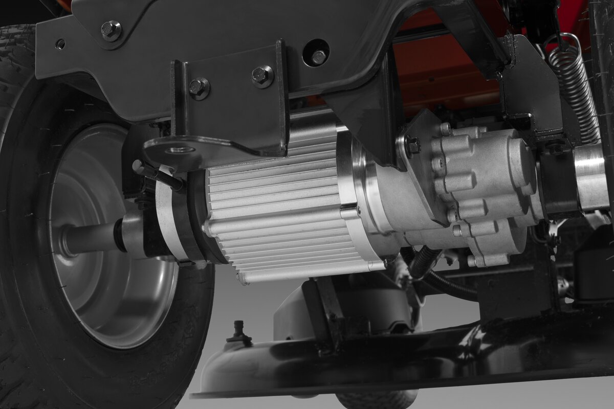 Záhradný traktor Husquarna na akumulátor - bezremeňový pohon