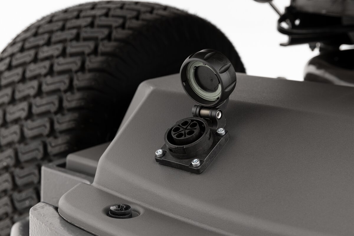 Záhradný rider so zásuvkou na napájanie a ovládanie príslušenstva