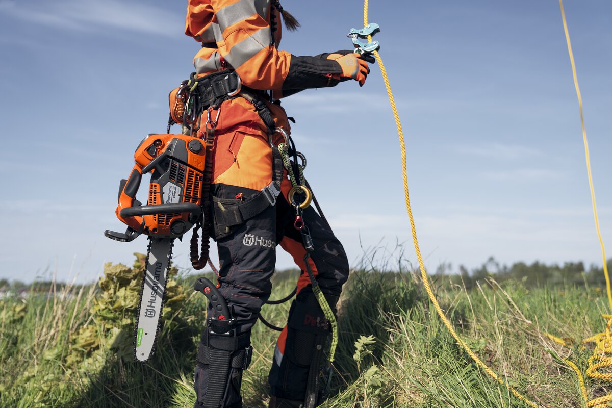 Arboristická benzínová reťazová píla Husqvarna T540 XP® Mark III má dve upevňovacie oká