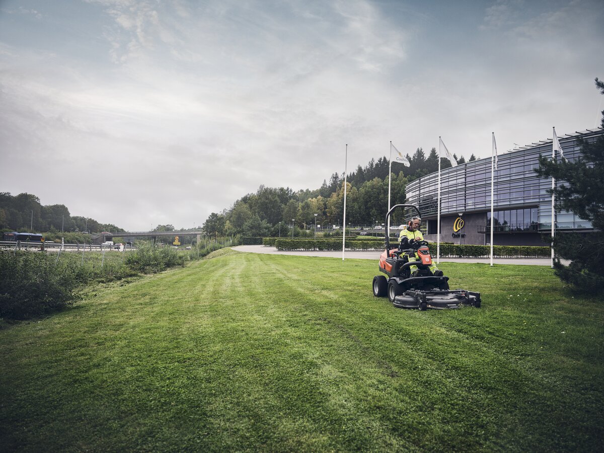 Rider naftový Husqvarna P 525DX s kabínou (bez žac. ústr.)