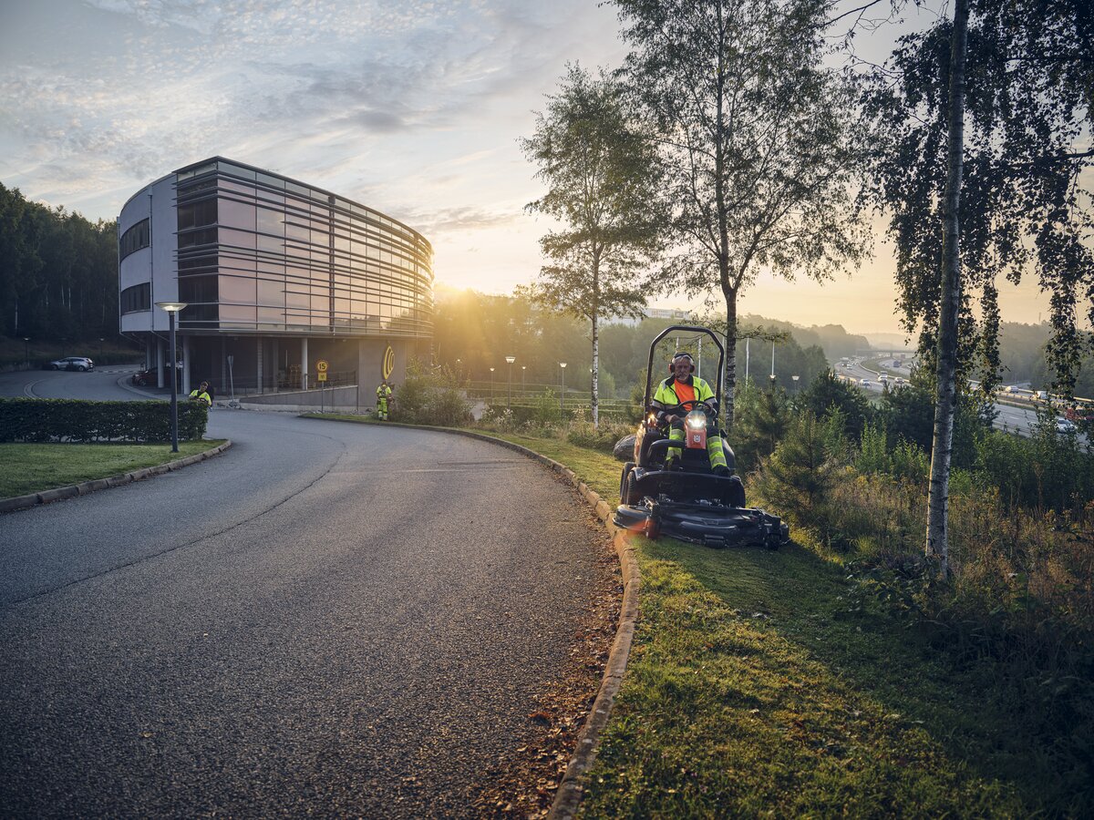 Rider naftový Husqvarna P 525DX s kabínou (bez žac. ústr.)