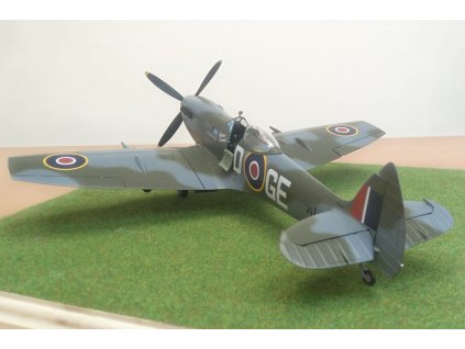 Spitfire Mk 14 1/32 - stavba modelu na zákazku