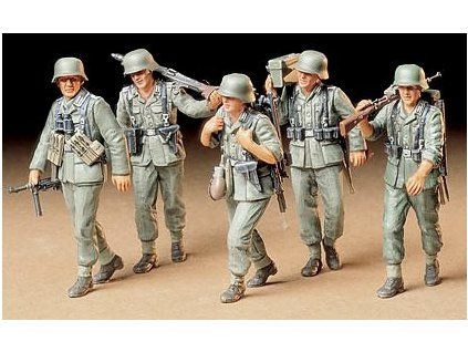 German Machine Gun Crew On Maneuver 1/35