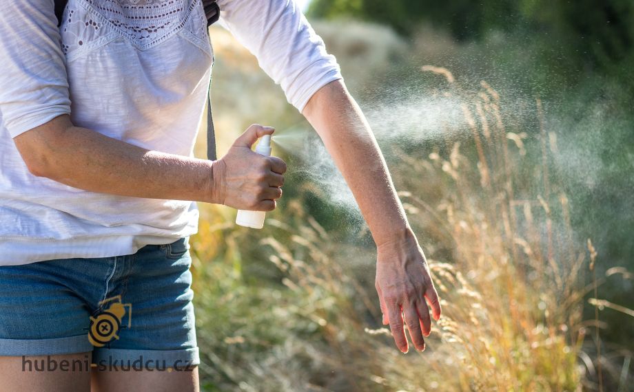 Co je to DEET? Vše, co potřebujete vědět o účinné složce repelentů