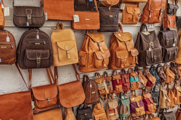 Luxusní vánoční dárky: jeho i ji potěšíte nadčasovými koženými doplňky