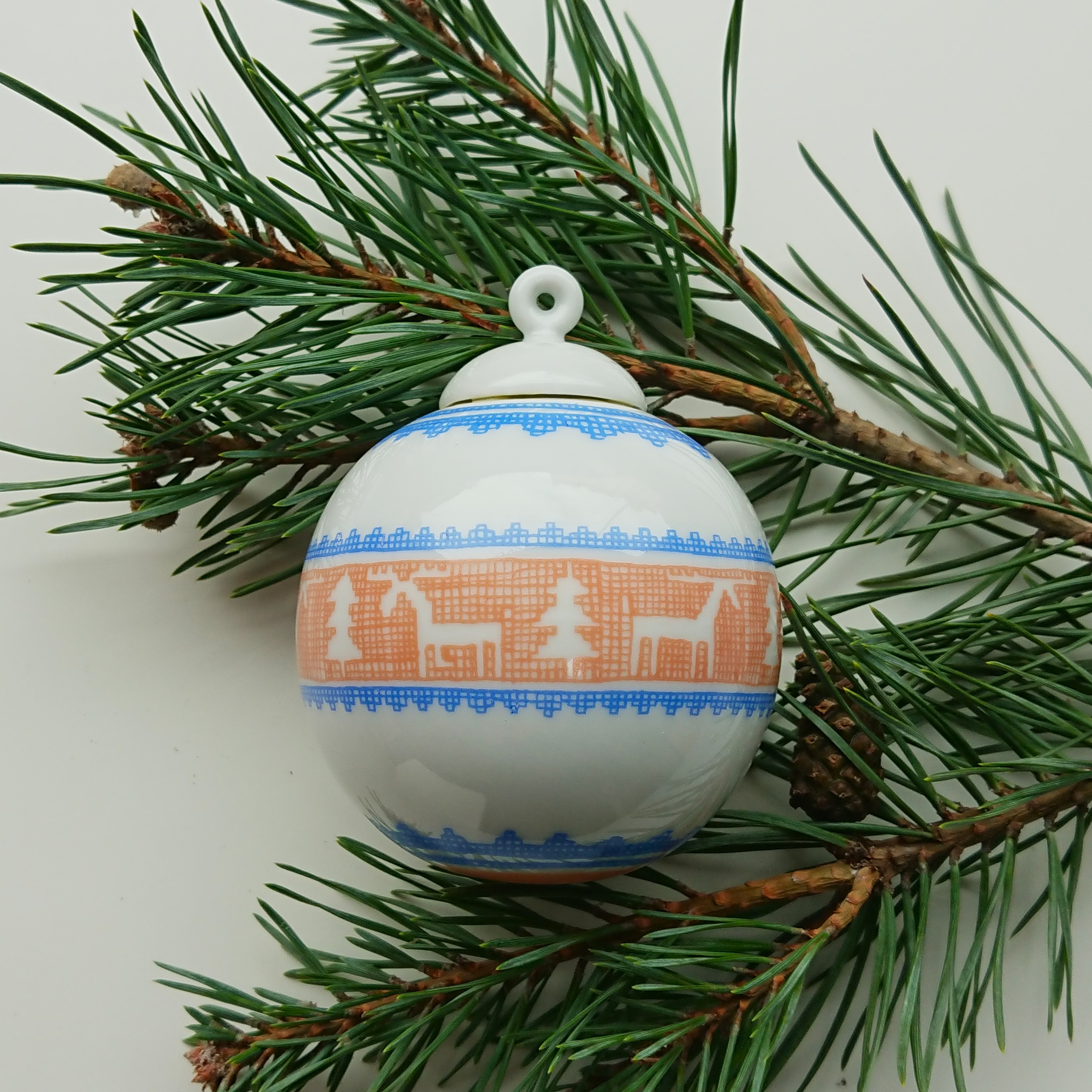 Porcelánová ozdoba - různé druhy Vánoční ozdoba: Barevný svetr