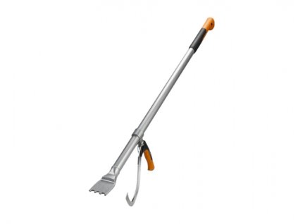 240231 lopatka fiskars woodxpert l s obracakem pri kaceni stromu 1015439