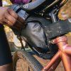 OSPREY Escapist Saddle Bag Black uchycení k sedlovce