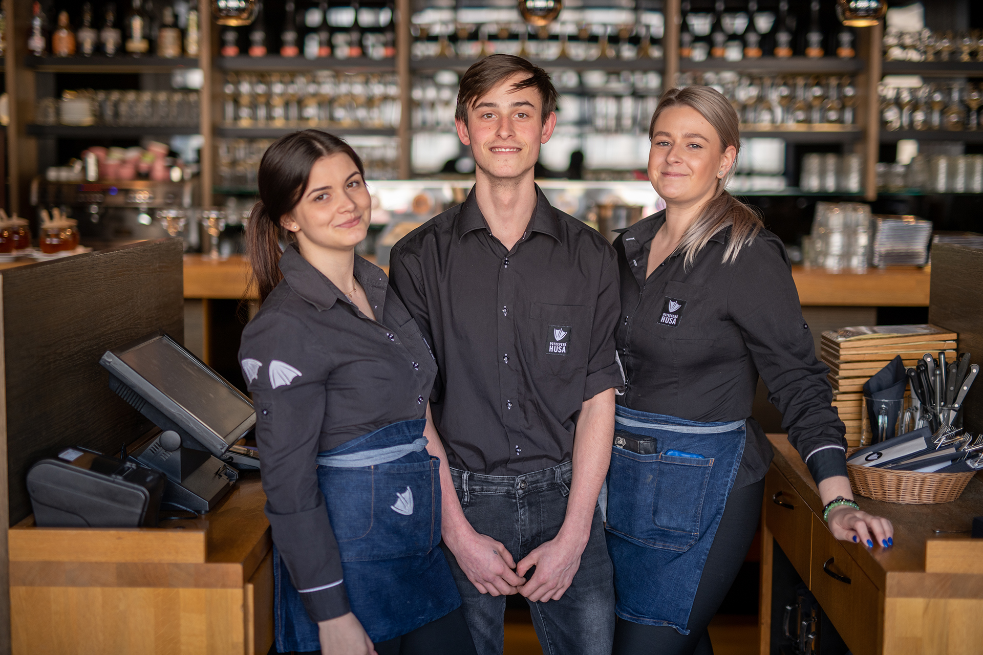 Natálie Vachová - servírka, Michal Vágner - číšník, Nikola Burandová - servírka