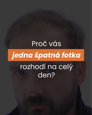 📸 Stačí jedna fotka. Jeden nečekaný úhel, ostré světlo nebo sklopení hlavy… a najednou máte pocit, že vaše vlasy vypadají...