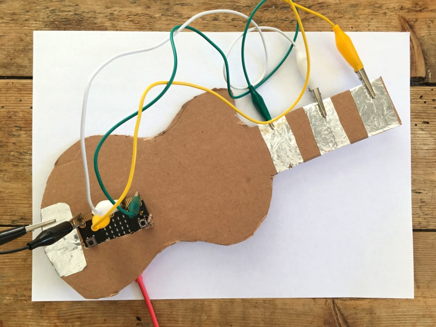 BBC micro:bit V2.21 - mikropočítač pro výuku programování projekt kytara