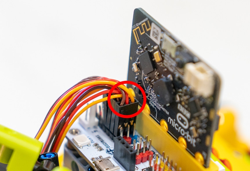 Micro:bit Mecanum bugina s pohybem 360° - detail zapojení serv