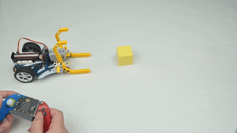 Smart Cutebot Pro - Bravurně jezdící auto pro výuku programování micro:bit příklad použití 3