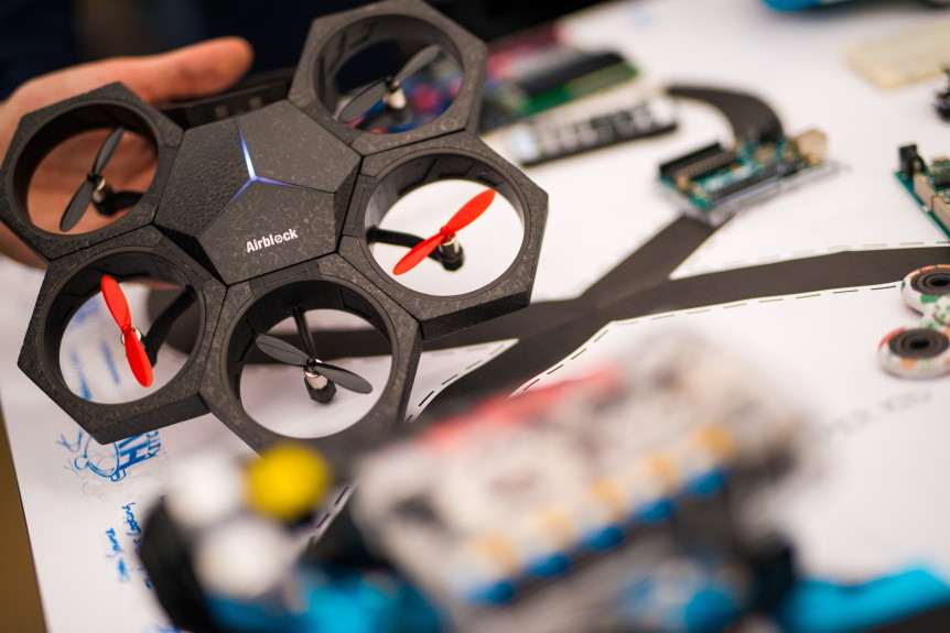 Modulární a programovatelný dron Airblock na Future Port Prague 2017