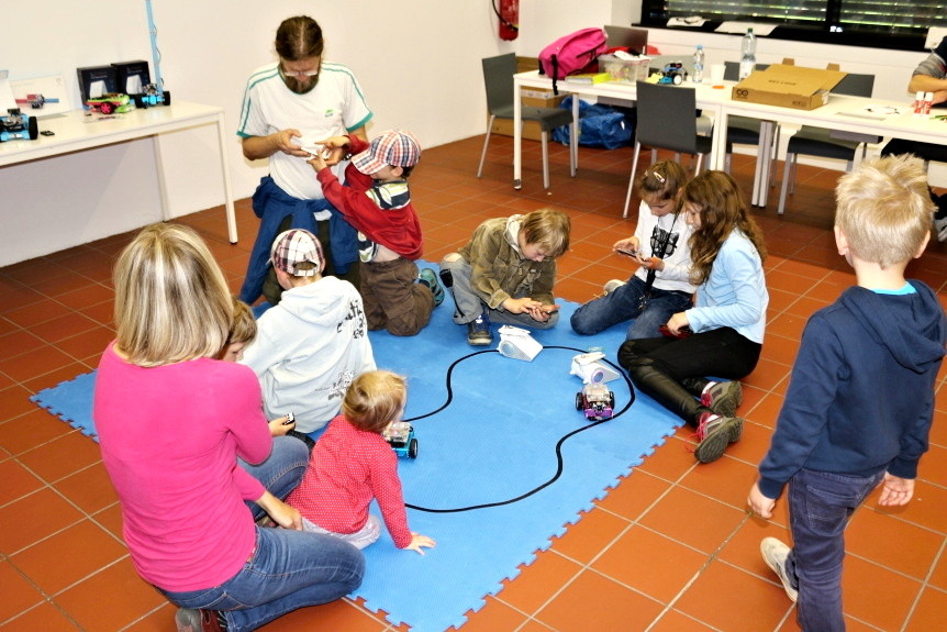 Děti blbnou s roboty na LinuxDays 2017