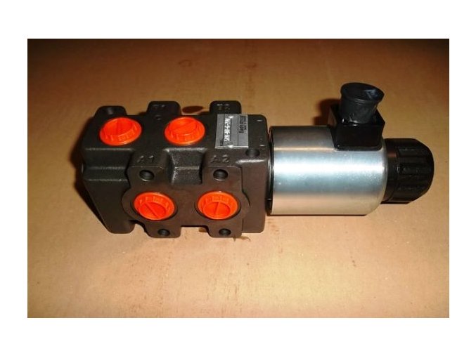 Hydraulická výhybka. Tretia funkcia na nakladač. Ventil pre tretiu funkciu. 6/2 cestný elektrohydraulický ventil 12 VDC 90 l / min.